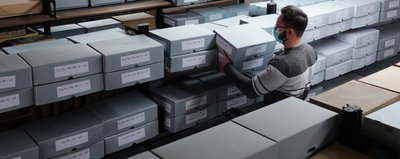 Archivar Marcus Mühle verpackt bereits die ersten Archivalien in neue Kartons, die die wertvollen Unterlagen unter anderem vor Schmutz und Feuchtigkeit schützen sollen.