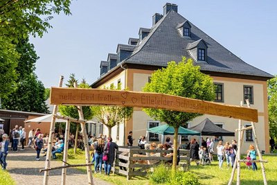 Ein emsigen Treiben herrschte beim Schlossfest in Ellefeld. Der Termin für die Fete an diesem Pfingstwochenende war eine Premiere - um nicht mit der 575-Jahr-Feier in Falkenstein zu kollidieren. 