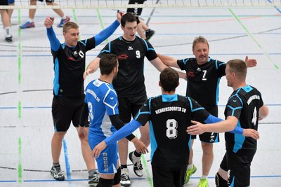 Viel Grund zum Jubel: Die Volleyballer des Hennersdorfer SV, hier in einem früheren Spiel, gehen als Spitzenreiter der Bezirksliga in die Weihnachtspause.