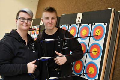 Silvia Cramer und ihr Sohn Florian Cramer aus Penig wurden kürzlich Landesmeister in ihrer jeweiligen Klasse beim Bogenschießen.