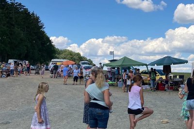 Der Hauptmannsgrüner Dorf-Flohmarkt am Mühlteich hat sich zu einem Besuchermagneten für Jung und Alt entwickelt.