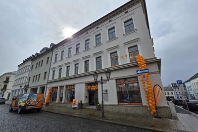 Die neue Anlaufstelle für Oelsnitzer und Gäste an der Ecke Marktplatz/Obere Kirchstraße. Die Stadtwerke investierten in Umbau und Neugestaltung einen niedrigen sechsstelligen Betrag.