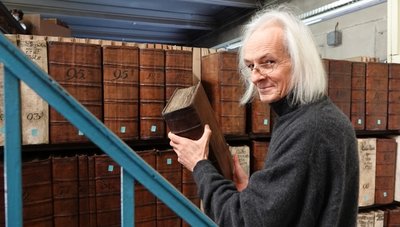 Jürgen Schünzel sortiert alte Ratsunterlagen. Sie stellen einen Teil des Gedächtnisses der Stadt dar.