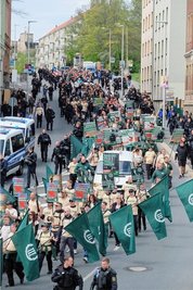 Mit einheitlicher Parteikleidung und Fahnen zogen Rechtsextremisten 2019 durch Plauen - die Bilder erinnerten an SA-Aufmärsche im Dritten Reich.