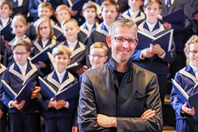 Der neue Thomaskantor Andreas Reize steht vor dem Thomanerchor. In der mehr als 800-jährigen Geschichte des weltberühmten Knabenchores wird er als dessen 46. Leiter geführt. Am Freitag gastierte der Thomanerchor im Schneeberger Bergmannsdom St. Wolfgang. 