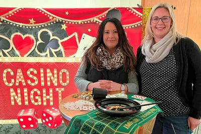 Wollen nicht nur spielen: Anna Wiener und Jennifer Richter (v. l.) vor einem Teil der Deko für die Silvester-Party im „Stadtpark“ Frankenberg.