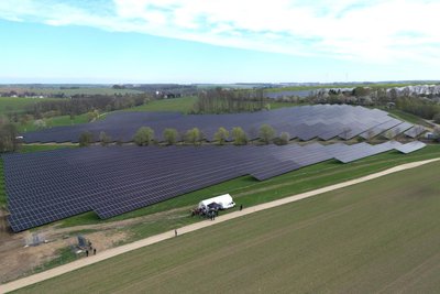 Die Photovoltaikanlage der Agrargenossenschaft Memmendorf liegt links und rechts der Bahnstrecke.