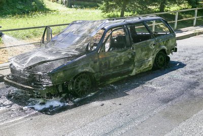Am Schloßberg in Niederlauterstein ist am späten Sonntagvormittag ein alter VW vollständig ausgebrannt.