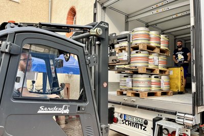 Schaffen volle Fässer herbei: Philipp Zimmermann (im Gabelstapler) und Lars Tittel vom Veranstaltungsservice VPS.