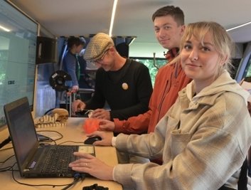 Marie Tischendorf vom Fabmobil-Team (vorn) mit Fabian Kramer (Mitte) und Albrecht Güttler (hinten). 