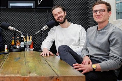 Florian Adomeit (l.) und Noah Leidinger sprechen in ihrem Podcast in lockerer Art über die Entwicklungen an der Börse. Leidinger (Jahrgang 2002) schreibt als freier Journalist Aktienanalysen. Adomeit (Jahrgang 1993) arbeitete vorher als wissenschaftlicher Mitarbeiter, in der Beratung und für andere Finanz-Podcasts.