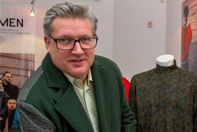 Museumschef Martin Salesch fühlt sich wohl im Wendemantel.