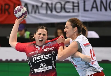Sorgte für den entscheidenden Treffer: Josefine Hanfland (l). (Archivbild)