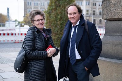 BSW-Fraktionschefin Sabine Zimmermann und einer ihrer engsten Vertrauten: der Leipziger Journalistik-Professor Marcel Machill am Montag nach dem Termin in der Staatskanzlei.