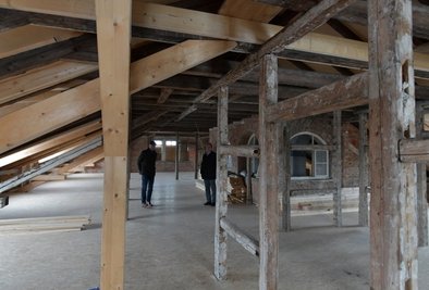 Im Dachboden sind bereits schadhafte Balken ausgewechselt und Gaupen eingebaut worden. Rechts im Hintergrund das Treppenhaus.