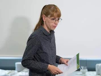             Katja Meier (Grüne), Sachsen Justizministerin, liest den Text auf einem Blatt.