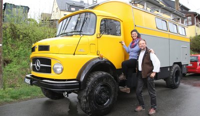 Tanja und Jörg Fickert waren mit ihrem selbst ausgebauten Reisemobil "Hummel 911" Corona-bedingt in Eppendorf gestrandet, anstatt wie geplant auf Weltreise zu gehen. Inzwischen ist das Paar aber in Norddeutschland unterwegs. 