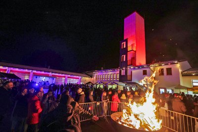 Wie gewohnt wird es auf dem festlich beleuchteten Hof auch in diesem Jahr eine Feuerschale geben.