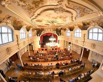 Das erste Konzert im sanierten Festsaal "Goldener Löwe" in Hainichen mit Jörg "Ko" Kokott und Christian Georgi war ausverkauft. 