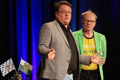 Uwe Steimle (rechts), Kabarettist und Schauspieler aus Dresden, hatte gemeinsam mit dem Münchner Satiriker und Parodisten Helmut Schleich in die Plauener Festhalle geladen.