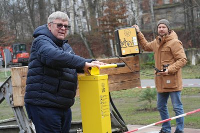 Ein guter Tag für Günter Busch (l.) und Frank Wagenbichler: Reparaturstation und das Ladegerät für E-Bikes können nun installiert werden.