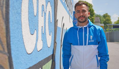 CFC-Neuzugang Furkan Kircicek nach der Vertragsunterschrift im Stadion an der Gellertstraße. 