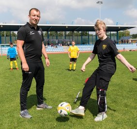 Sebastian May (l.), der D-Jugend-Trainer der BSC-Kicker, darf seine Spieler weiterhin trainieren - anders als im vergangenen Lockdown, als aus der Not heraus eine großartige Spendenaktion entstand. Über 5700 Euro sammelten die Freiberger für den schwerkranken Leon (r.). 