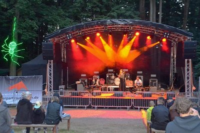 Sphärische Klänge und orientalischer Tanz: Auftakt mit der israelischen Band The Hallways (Israa Shalaby, Aviv Ezra und Eilon Elikam) beim Festival Insects and Spiders im Park Börnichen. 