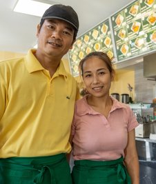 Dang Thanh Xuan und ihr Mann Vu Manh Tuong im neu errichteten Bistro. Dort kann man einkehren oder auch Speisen mitnehmen. 