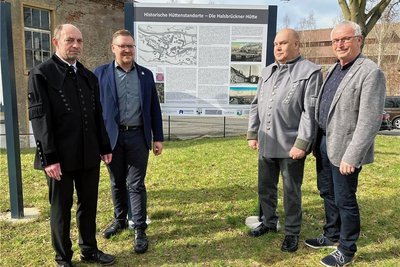 Die Einweihung einer Tafel zum historischen Hüttenstadtort Halsbrücke mit Heiko Götze, Knappschaft, Steve Ittershagen, Welterbe Montanregion, Roland Kowar, Altertumsverein, Andreas Beger, Bürgermeister Gemeinde Halsbrücke. 