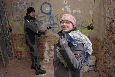 Jessica Ruppelt und William Weiß verlegen innerhalb eines Lehrlingsprojektes die Kabel im Bikertreff.