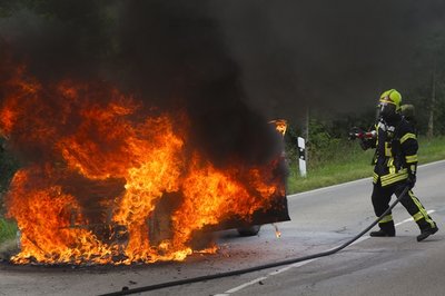 Aus bislang ungeklärter Ursache ist am Mittwochnachmittag ein Audi auf der Bundesstraße 95 zwischen Annaberg-Buchholz und Oberwiesenthal in Brand geraten.