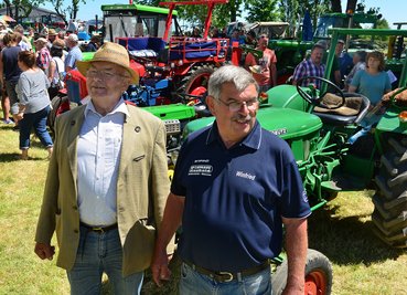 Stammgast Otto Götze (l.) und Vereinsvorsitzender Winfried Lippmann freuten sich am Wochenende zum Traktorentreffen in Berbersdorf über viele Maschinen und viele Besucher.