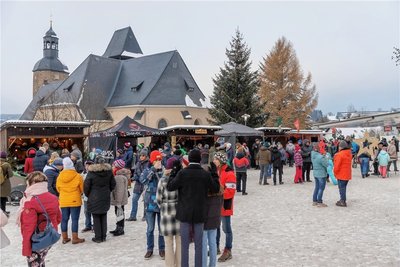 Die Premiere des Weihnachtsmarkts am Lotterhof in Geyer lockte bereits am Sonnabendnachmittag viele Besucher an. 