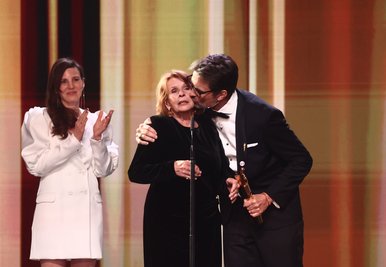 Senta Berger und ihr Sohn, der Regisseur Simon Verhoeven, auf der Bühne.