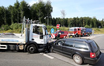 Auf der A4, Anschlussstelle Wüstenbrand, ist am Mittwochfrüh ein Laster mit einem Pkw zusammengestoßen.