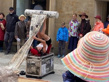 Akrobatin Trinity balancierte mit einer Zeitungsrolle und erhielt dafür viel Applaus.