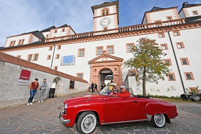 Mit einem Cabrio-Wartburg ist Familie Wussak aus Bautzen zur 32. Auflage des Oldtimertreffens auf Augustusburg gekommen.