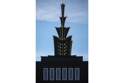 Die „Goldene Ananas“ - eine im Stil des Art Déco aus gezackten Vasenformen zusammengesetzte Form - ziert das Grassi-Museum für Angewandte Kunst in Leipzig. Die Einrichtung beght in diesem Jahr ihr 150. Bestehen.