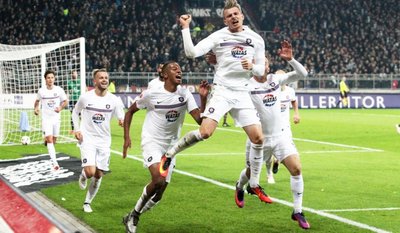 Steve Breitkreuz (vorn) erzielte per Kopf in der 90. Minute das vielumjubelte 2:1.