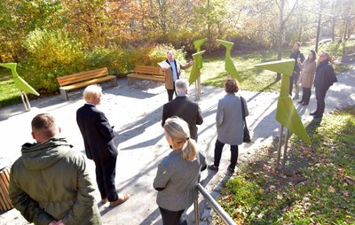Die gebürtige Karl-Marx-Städterin Kerstin Vicent hat die Vogel-Skulpturen ersonnen, die von der Wohnungsbaugenossenschaft Chemnitz-Helbersdorf im Wenzel-Verner-Park aufgestellt wurden. Deren kaufmännischer Vorstand, Matthias Kunze, hielt eine Rede zur Einweihung. 