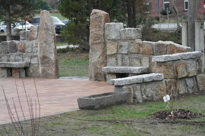 Im Bahnhofsgarten entstanden Sitzgruppen aus Natursteinen. Zwei Stelen bilden den optischen Abschluss des Bereiches.