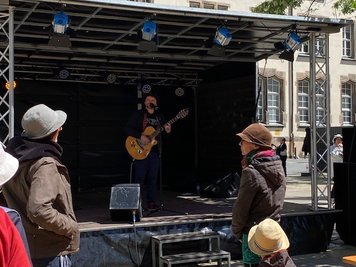 Der Musiker Frans Firlefans sang und spielte auf der Porkpie-Bühne hinter dem Rathaus. 