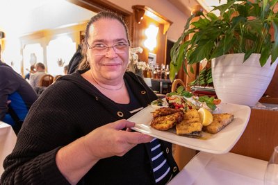 Ilka Müller aus Jahnsbach hat einen Baramundi bestellt, der als beliebtester Speisefisch Australiens gilt. Bevor der Fisch gereicht wird, serviert Chefin Sandra Mann einen außergewöhnlichen Aperitif.