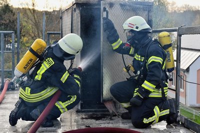 In einem Brandcontainer werden Szenarien wie zu einem Kellerbrand simuliert. Der Trupp aus zwei Kameraden steigt über diese Luke in das Behältnis ein. 