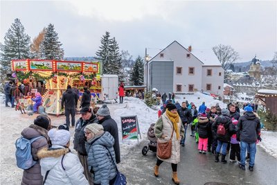 Die Terrassen am Lotterhof wurden erstmals als Areal für den Weihnachtsmarkt in Geyer genutzt. Die neue Austragungsstätte kam bei den Besuchern offenbar gut an. 