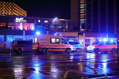 Ein 27-Jähriger ist bei einer tätlichen Auseinandersetzung in der Nacht zum Sonntag im Chemnitzer Zentrum schwer verletzt worden.