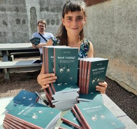 Stadtschreiberin Maja Mick und Webdesigner Robert Waedow mit Maja Micks neuem Kinderbuch "Hehe! Huhu!, das in Augustusburg spielt.