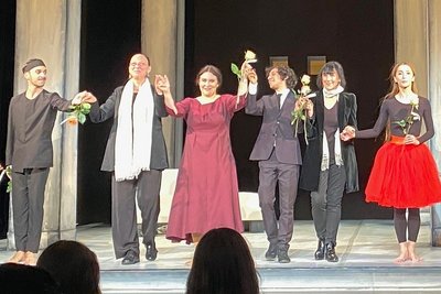 Schlussapplaus bei der Premiere "Die menschliche Stimme" im Theater Döbeln, in der Mitte Leonora Weiß-del Rio.