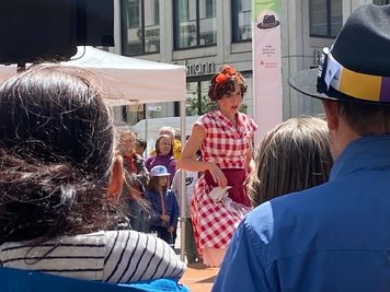  Als Hausfrau begeisterte die Akrobatin Rita Buqu auf dem Markt ihr Publikum. 